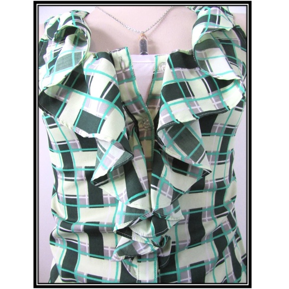 Sleeveless Green Ruffled Blouse - Picture 4 of 7